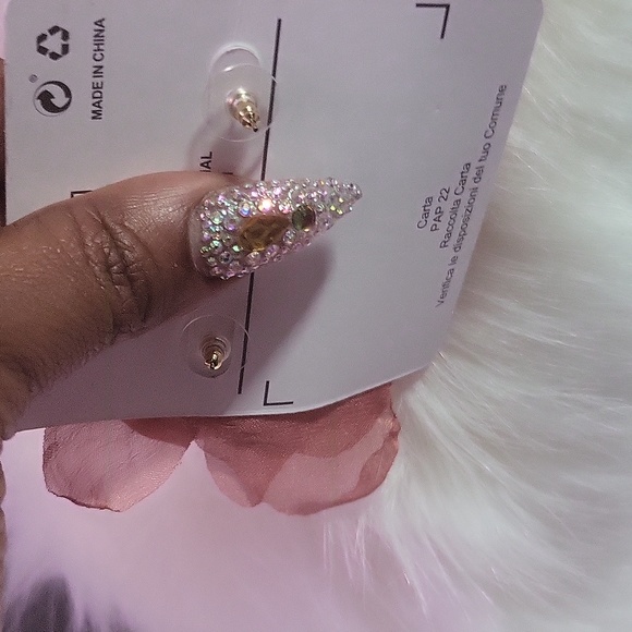 FLOWER 🌼 EARRINGS - Picture 3 of 5